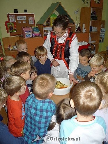 Tydzień kuchni regionalnej w Przedszkolu Miejskim Nr 17 [21.11.2013] - zdjęcie #73 - eOstroleka.pl