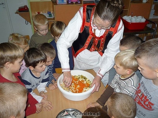 Tydzień kuchni regionalnej w Przedszkolu Miejskim Nr 17 [21.11.2013] - zdjęcie #71 - eOstroleka.pl