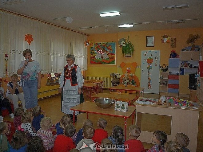 Tydzień kuchni regionalnej w Przedszkolu Miejskim Nr 17 [21.11.2013] - zdjęcie #59 - eOstroleka.pl