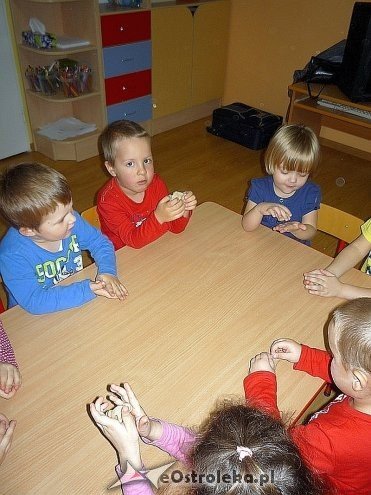 Tydzień kuchni regionalnej w Przedszkolu Miejskim Nr 17 [21.11.2013] - zdjęcie #99 - eOstroleka.pl