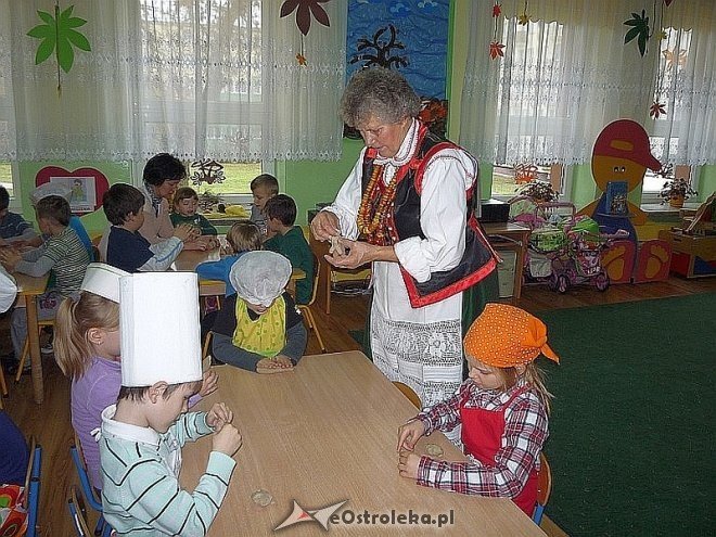 Tydzień kuchni regionalnej w Przedszkolu Miejskim Nr 17 [21.11.2013] - zdjęcie #86 - eOstroleka.pl