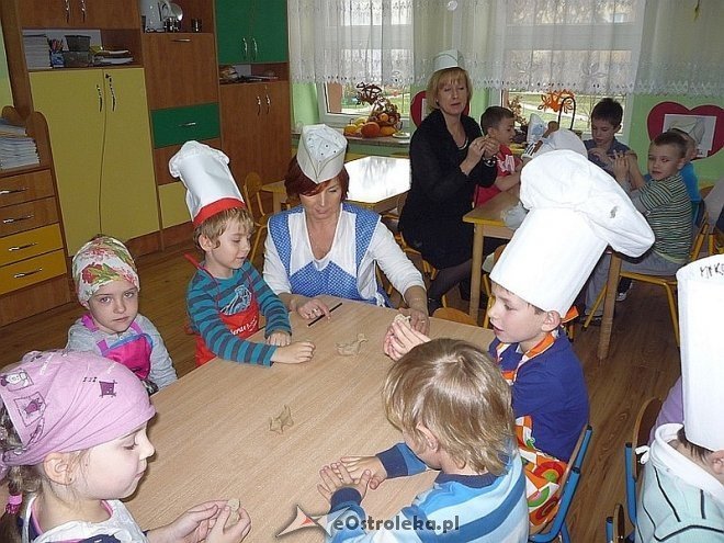 Tydzień kuchni regionalnej w Przedszkolu Miejskim Nr 17 [21.11.2013] - zdjęcie #85 - eOstroleka.pl