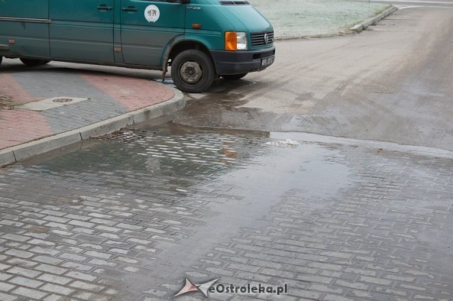 Uwaga ! Ulica Wesoła nieprzejezdna [27.11.2013] - zdjęcie #1 - eOstroleka.pl