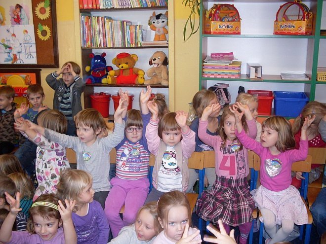 Tęczowa Kraina: Dzieci z miejskiej siódemki świętowały nadanie imienia placówce - zdjęcie #2 - eOstroleka.pl