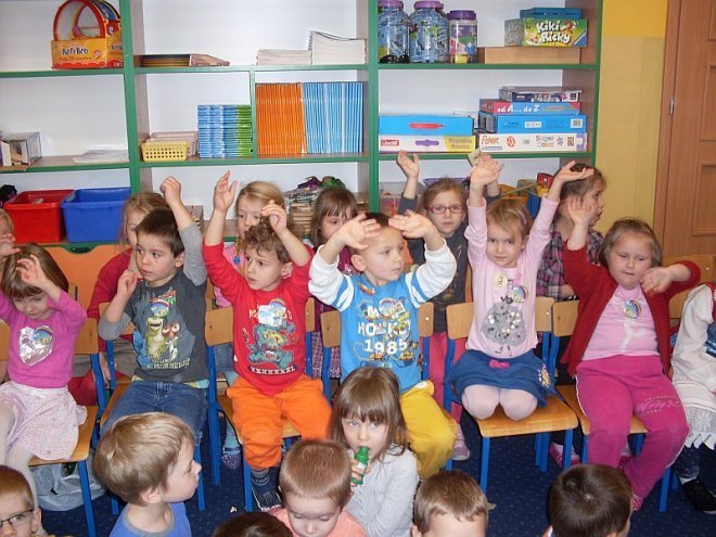 Tęczowa Kraina: Dzieci z miejskiej siódemki świętowały nadanie imienia placówce - zdjęcie #3 - eOstroleka.pl