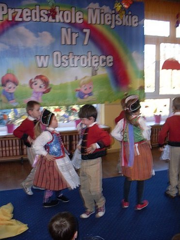 Tęczowa Kraina: Dzieci z miejskiej siódemki świętowały nadanie imienia placówce - zdjęcie #5 - eOstroleka.pl