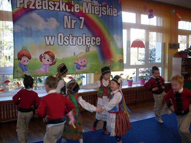 Tęczowa Kraina: Dzieci z miejskiej siódemki świętowały nadanie imienia placówce - zdjęcie #6 - eOstroleka.pl
