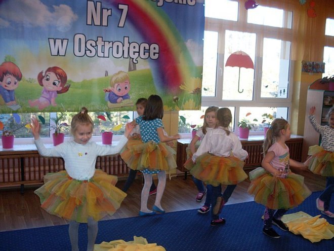 Tęczowa Kraina: Dzieci z miejskiej siódemki świętowały nadanie imienia placówce - zdjęcie #8 - eOstroleka.pl