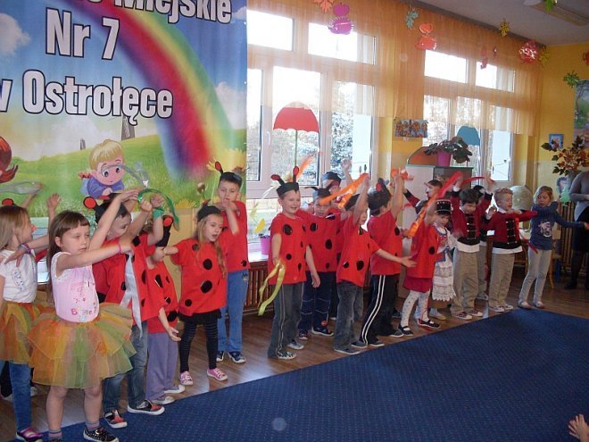 Tęczowa Kraina: Dzieci z miejskiej siódemki świętowały nadanie imienia placówce - zdjęcie #14 - eOstroleka.pl