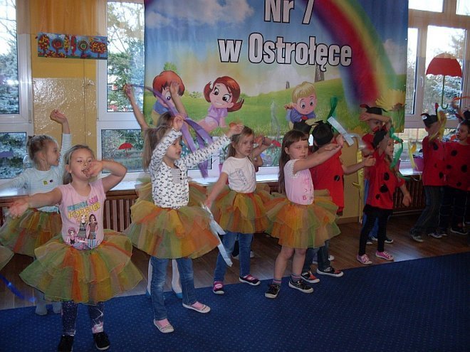 Tęczowa Kraina: Dzieci z miejskiej siódemki świętowały nadanie imienia placówce - zdjęcie #15 - eOstroleka.pl
