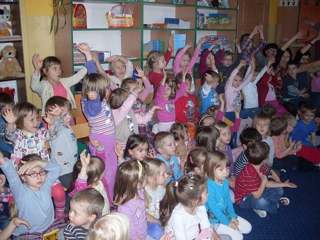 Tęczowa Kraina: Dzieci z miejskiej siódemki świętowały nadanie imienia placówce - zdjęcie #18 - eOstroleka.pl