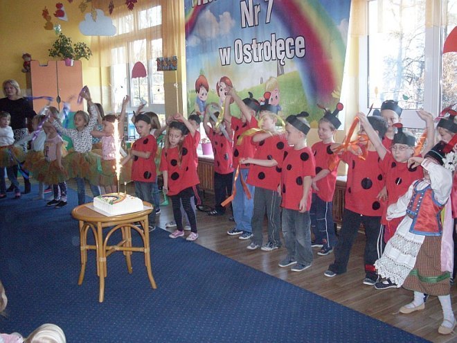 Tęczowa Kraina: Dzieci z miejskiej siódemki świętowały nadanie imienia placówce - zdjęcie #19 - eOstroleka.pl