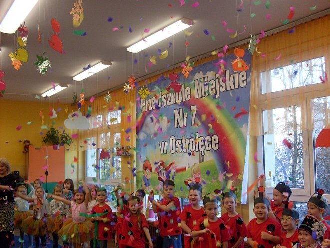 Tęczowa Kraina: Dzieci z miejskiej siódemki świętowały nadanie imienia placówce - zdjęcie #20 - eOstroleka.pl