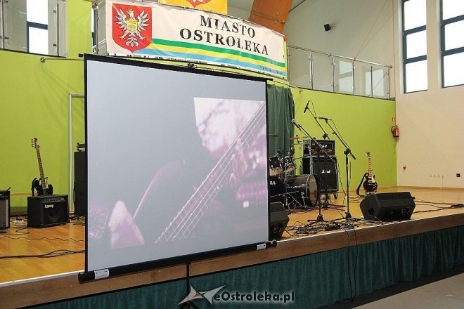 Uczniowie „czwórki” zorganizowali koncert charytatywny dla Bartka Politowskiego [ZDJĘCIA] - zdjęcie #38 - eOstroleka.pl