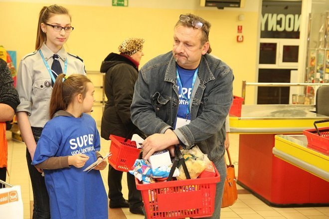 Świąteczna Zbiórka Żywności 2013 w Ostrołęce - oficjalnie rozpoczęcie 29.11.2913] - zdjęcie #4 - eOstroleka.pl