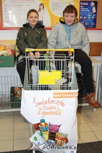 Ostrołęka: Blisko tysiąc wolontariuszy zebrało już ponad 9 ton żywności [30.11.2013] - zdjęcie #49 - eOstroleka.pl