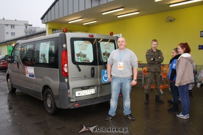 Ostrołęka: Blisko tysiąc wolontariuszy zebrało już ponad 9 ton żywności [30.11.2013] - zdjęcie #59 - eOstroleka.pl