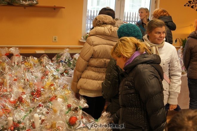 Świąteczne prace podopiecznych WTZ „Motylki” rozeszły się jak świeże bułeczki podczas kolejnego kiermaszu [06.12.2013] - zdjęcie #21 - eOstroleka.pl