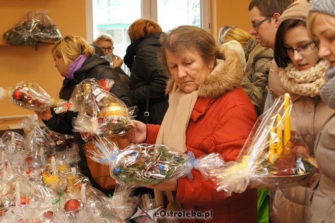 Świąteczne prace podopiecznych WTZ „Motylki” rozeszły się jak świeże bułeczki podczas kolejnego kiermaszu [06.12.2013] - zdjęcie #7 - eOstroleka.pl