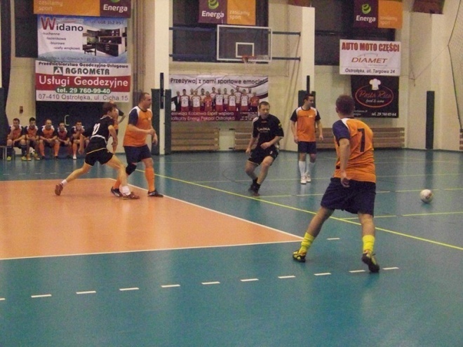 2. kolejka Nocnej Ligi Futsalu (06.12.2013) - zdjęcie #31 - eOstroleka.pl