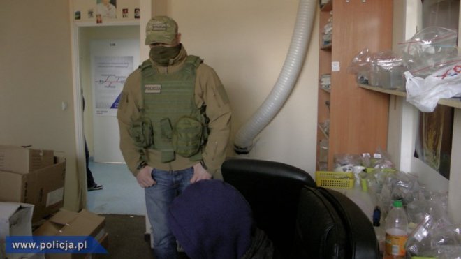 Policja zlikwidowała wytwórnię dopalaczy - zdjęcie #14 - eOstroleka.pl