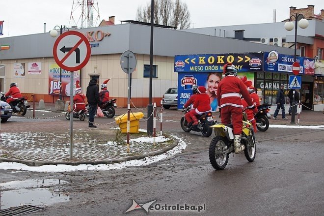 Zmotoryzowani mikołaje odwiedzili ostrołęczan [07.12.2013] - zdjęcie #40 - eOstroleka.pl