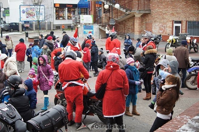 Zmotoryzowani mikołaje odwiedzili ostrołęczan [07.12.2013] - zdjęcie #19 - eOstroleka.pl