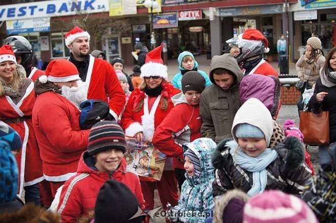 Zmotoryzowani mikołaje odwiedzili ostrołęczan [07.12.2013] - zdjęcie #11 - eOstroleka.pl