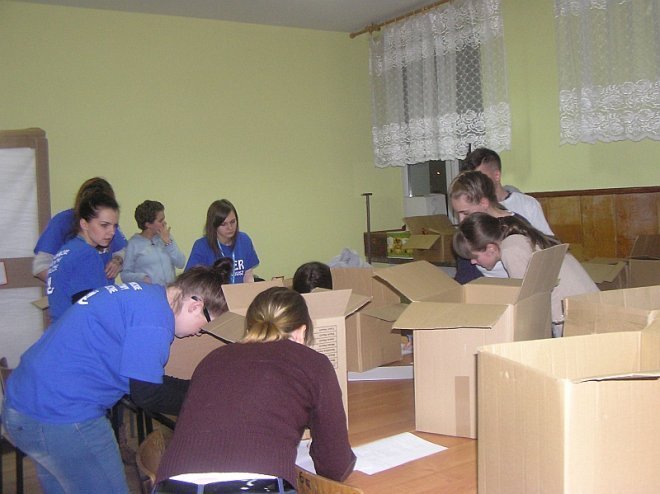 Świąteczna Zbiórka Żywności 2013 w Różanie: Ponad 400 kg żywności trafi do 25 najbardziej potrzebujących rodzin  - zdjęcie #2 - eOstroleka.pl