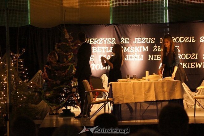„Czy potrzebne nam Boże Narodzenie?” Uroczystość w ZS nr 5 w Ostrołęce [10.12.2013] - zdjęcie #38 - eOstroleka.pl