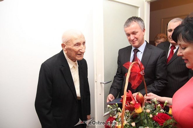 Stanisław Kędzierski z Ostrołęki skończył sto lat [11.12.2013] - zdjęcie #18 - eOstroleka.pl