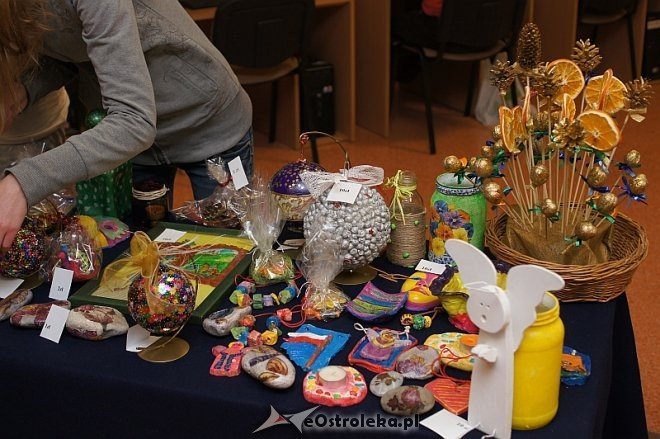 Wystawa oraz kiermasz prac uczniów Ośrodka Szkolno-Wychowawczego w Ostrołęce [11.12.2013] - zdjęcie #14 - eOstroleka.pl