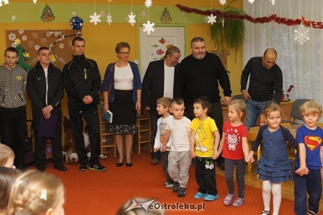 Wychowankowie Zakładu Karnego w Laskowcu czytali bajki dzieciom w Przedszkolu Miejskim nr 10 w Ostrołęce [12.12.2013] - zdjęcie #5 - eOstroleka.pl