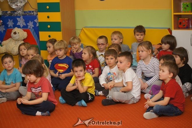 Wychowankowie Zakładu Karnego w Laskowcu czytali bajki dzieciom w Przedszkolu Miejskim nr 10 w Ostrołęce [12.12.2013] - zdjęcie #10 - eOstroleka.pl