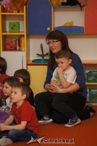 Wychowankowie Zakładu Karnego w Laskowcu czytali bajki dzieciom w Przedszkolu Miejskim nr 10 w Ostrołęce [12.12.2013] - zdjęcie #50 - eOstroleka.pl