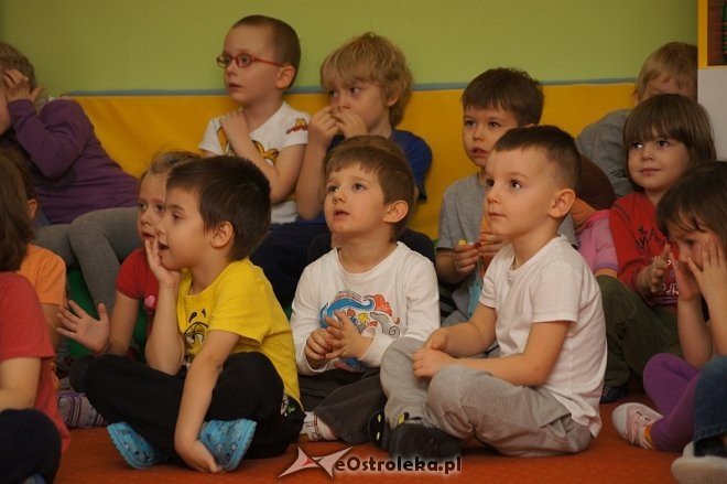 Wychowankowie Zakładu Karnego w Laskowcu czytali bajki dzieciom w Przedszkolu Miejskim nr 10 w Ostrołęce [12.12.2013] - zdjęcie #15 - eOstroleka.pl