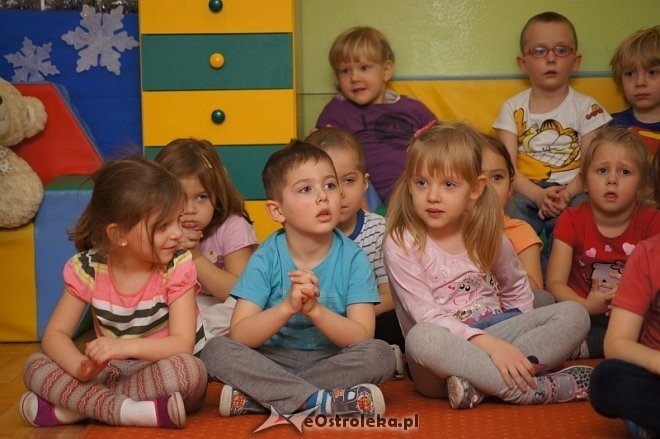 Wychowankowie Zakładu Karnego w Laskowcu czytali bajki dzieciom w Przedszkolu Miejskim nr 10 w Ostrołęce [12.12.2013] - zdjęcie #16 - eOstroleka.pl