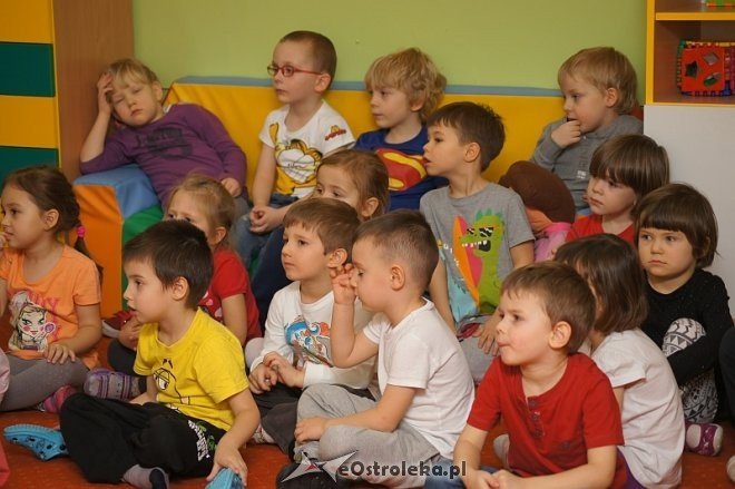 Wychowankowie Zakładu Karnego w Laskowcu czytali bajki dzieciom w Przedszkolu Miejskim nr 10 w Ostrołęce [12.12.2013] - zdjęcie #43 - eOstroleka.pl