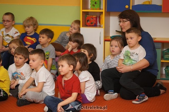 Wychowankowie Zakładu Karnego w Laskowcu czytali bajki dzieciom w Przedszkolu Miejskim nr 10 w Ostrołęce [12.12.2013] - zdjęcie #19 - eOstroleka.pl