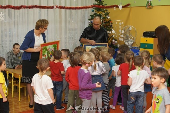 Wychowankowie Zakładu Karnego w Laskowcu czytali bajki dzieciom w Przedszkolu Miejskim nr 10 w Ostrołęce [12.12.2013] - zdjęcie #30 - eOstroleka.pl