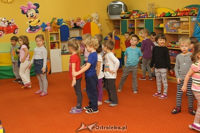 Wychowankowie Zakładu Karnego w Laskowcu czytali bajki dzieciom w Przedszkolu Miejskim nr 10 w Ostrołęce [12.12.2013] - zdjęcie #29 - eOstroleka.pl