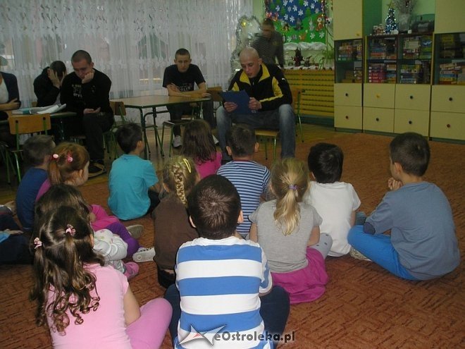 Wychowankowie Zakładu Karnego w Laskowcu czytali bajki dzieciom w Przedszkolu Miejskim nr 10 w Ostrołęce [12.12.2013] - zdjęcie #38 - eOstroleka.pl