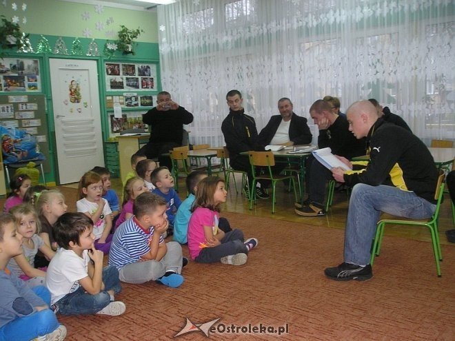 Wychowankowie Zakładu Karnego w Laskowcu czytali bajki dzieciom w Przedszkolu Miejskim nr 10 w Ostrołęce [12.12.2013] - zdjęcie #21 - eOstroleka.pl