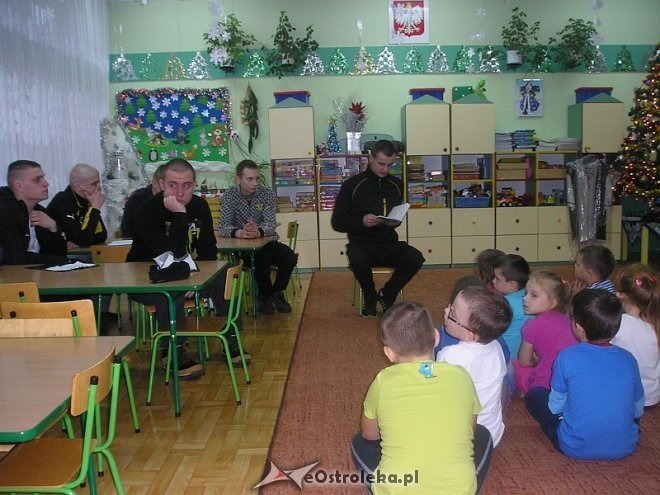 Wychowankowie Zakładu Karnego w Laskowcu czytali bajki dzieciom w Przedszkolu Miejskim nr 10 w Ostrołęce [12.12.2013] - zdjęcie #18 - eOstroleka.pl