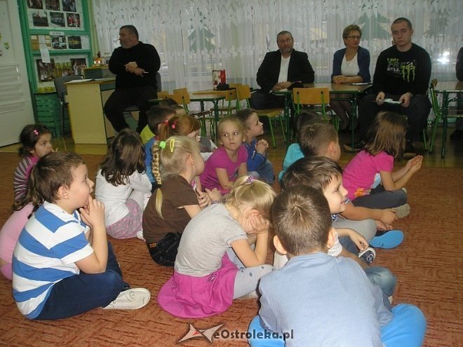 Wychowankowie Zakładu Karnego w Laskowcu czytali bajki dzieciom w Przedszkolu Miejskim nr 10 w Ostrołęce [12.12.2013] - zdjęcie #16 - eOstroleka.pl