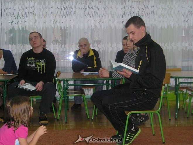 Wychowankowie Zakładu Karnego w Laskowcu czytali bajki dzieciom w Przedszkolu Miejskim nr 10 w Ostrołęce [12.12.2013] - zdjęcie #46 - eOstroleka.pl