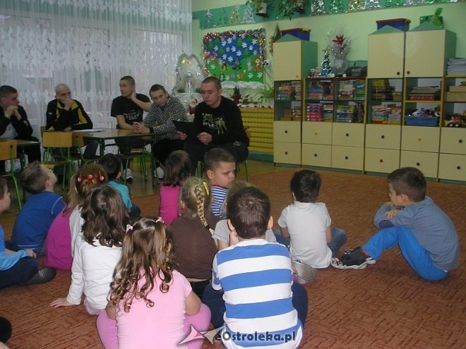 Wychowankowie Zakładu Karnego w Laskowcu czytali bajki dzieciom w Przedszkolu Miejskim nr 10 w Ostrołęce [12.12.2013] - zdjęcie #48 - eOstroleka.pl