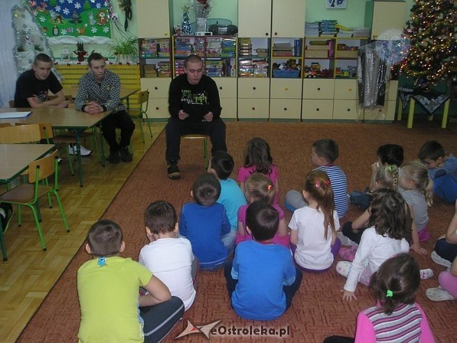 Wychowankowie Zakładu Karnego w Laskowcu czytali bajki dzieciom w Przedszkolu Miejskim nr 10 w Ostrołęce [12.12.2013] - zdjęcie #49 - eOstroleka.pl