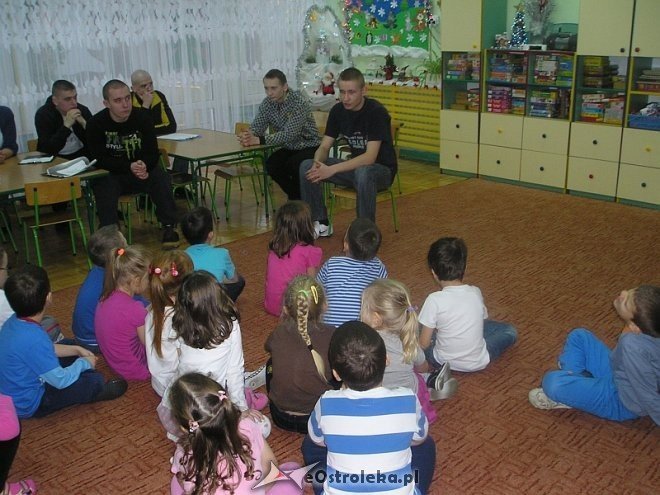 Wychowankowie Zakładu Karnego w Laskowcu czytali bajki dzieciom w Przedszkolu Miejskim nr 10 w Ostrołęce [12.12.2013] - zdjęcie #11 - eOstroleka.pl