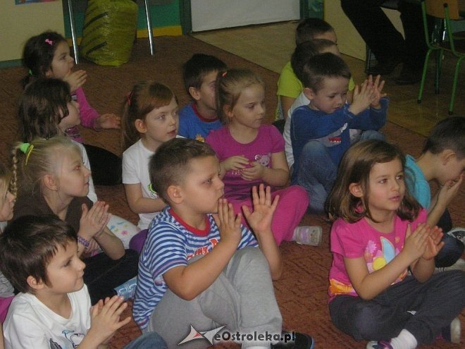 Wychowankowie Zakładu Karnego w Laskowcu czytali bajki dzieciom w Przedszkolu Miejskim nr 10 w Ostrołęce [12.12.2013] - zdjęcie #9 - eOstroleka.pl